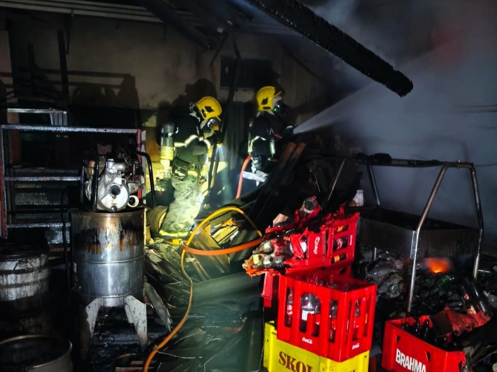 Corpo de Bombeiros combate incêndio em restaurante em Sorriso